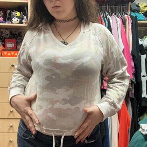 Comfy cropped camo print long sleeve hoodie!!